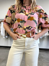 Load image into Gallery viewer, Farm Rio The Kiss Blouse

