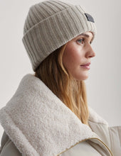 Load image into Gallery viewer, Elva Chunky Knit Beanie Oatmeal - Kirk and VessVarley
